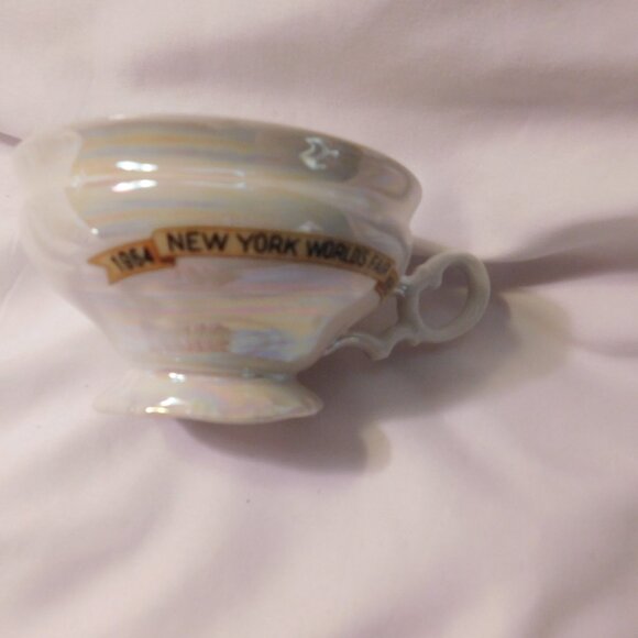 NEW YORK WORLD'S FAIR CUP AND SAUCER PEARLY OPALESCENT 1964-1965 - Picture 6 of 10